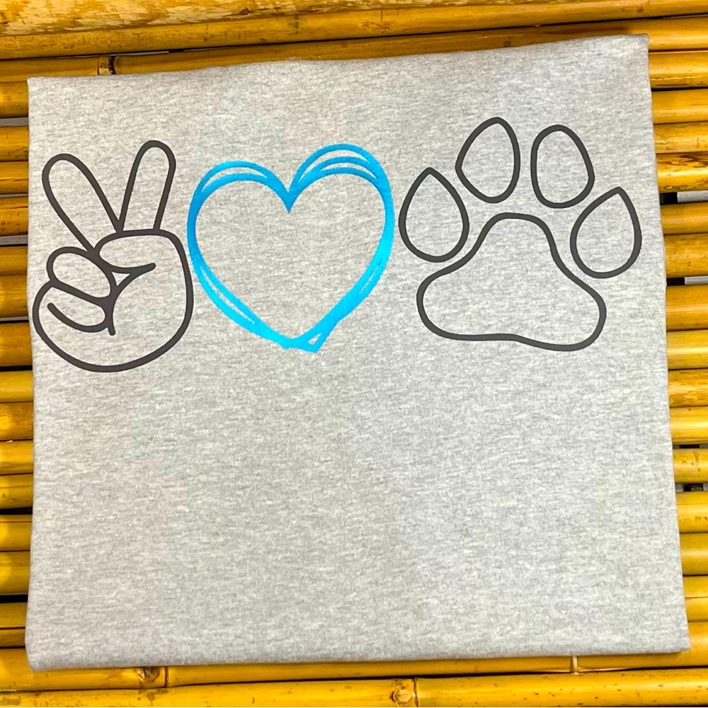 Large gray tshirt “✌🏼🤍🐶”